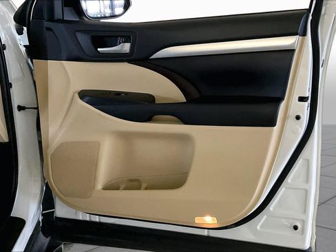 Used 2019 Toyota Highlander XLE FWD image 21