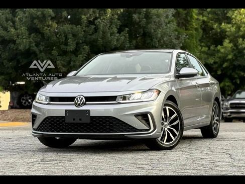 Used 2025 Volkswagen Jetta SE image 2