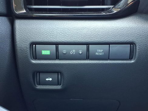 Used 2025 Nissan Sentra SV FWD image 25