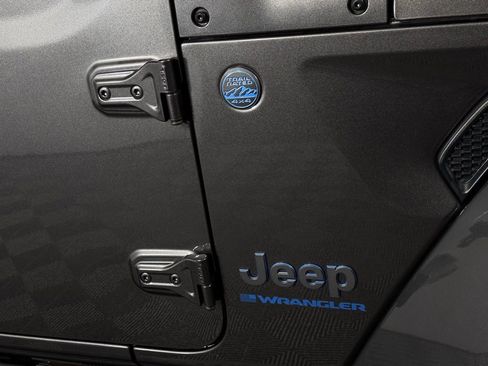 Used 2025 Jeep Wrangler Unlimited Sahara AWD/4WD image 12