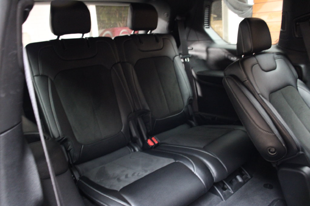 Used 2023 Jeep Grand Cherokee L Laredo RWD image 9