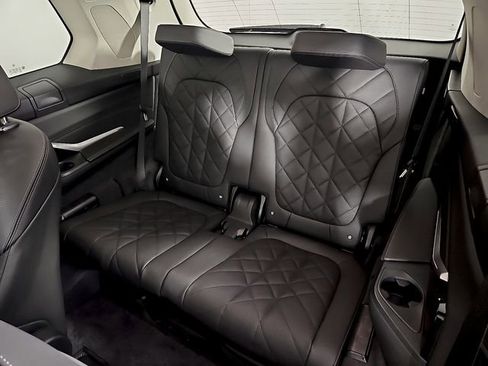 Used 2025 BMW X7 xDrive40i w/ Executive Package image 11