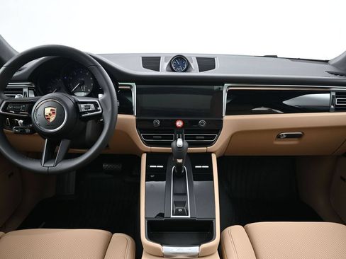 Certified 2026 Porsche Macan AWD/4WD image 9
