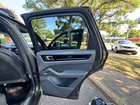 Used 2019 Porsche Cayenne AWD/4WD image 30