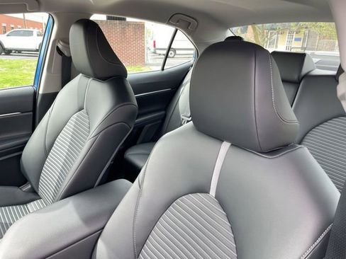 Used 2020 Toyota Camry SE image 11