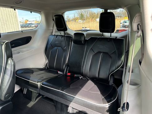 Certified 2023 Chrysler Pacifica Limited FWD image 28
