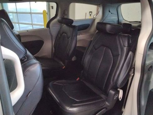 Used 2024 Chrysler Pacifica Touring-L image 10