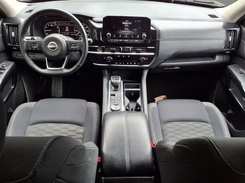 Used 2024 Nissan Pathfinder SV image 10