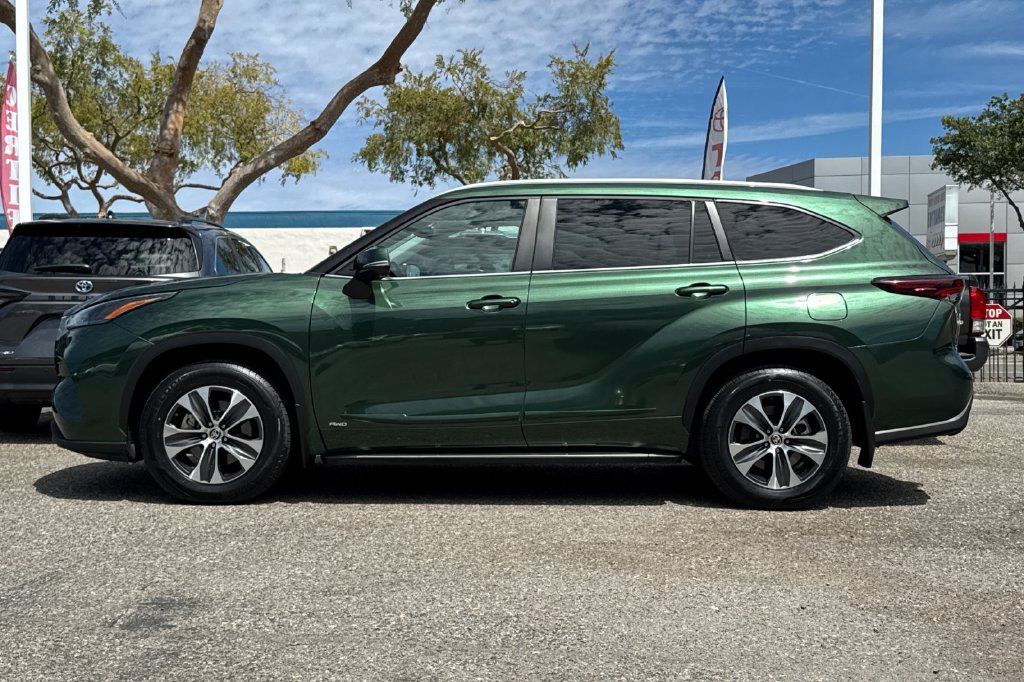 Used 2025 Toyota Highlander XLE AWD/4WD image 6