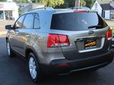 Used 2011 Kia Sorento LX w/ Convenience Pkg image 2