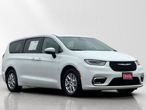 Used 2023 Chrysler Pacifica Touring-L image 8