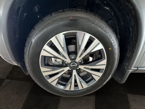 Used 2023 Nissan Rogue SV image 9