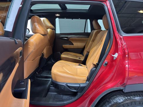 Used 2020 Toyota Highlander Platinum image 10