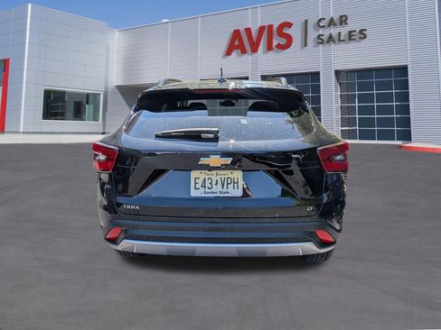 Used 2025 Chevrolet Trax LT w/ LT Convenience Package FWD image 9