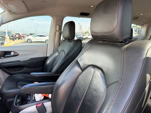 Used 2017 Chrysler Pacifica Touring-L w/ Tire & Wheel Group FWD image 20