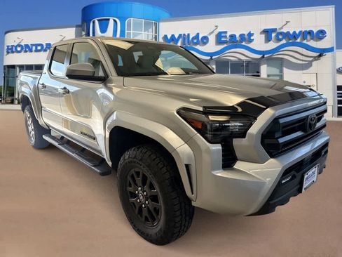 Used 2025 Toyota Tacoma SR5 image 2