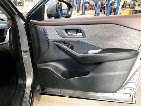 Used 2023 Nissan Rogue SV image 12