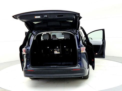 Used 2025 Toyota Sienna XLE image 11