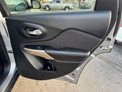 Used 2017 Jeep Cherokee Latitude w/ Comfort & Sound Group image 28