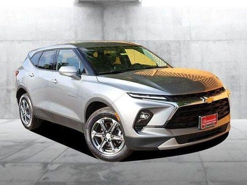 Used 2025 Chevrolet Blazer LT AWD/4WD image 2