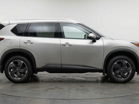 Used 2025 Nissan Rogue SV image 11