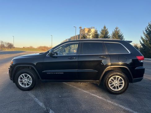 Used 2018 Jeep Grand Cherokee Laredo image 2