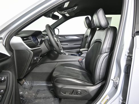 Used 2023 Jeep Grand Cherokee Altitude image 20