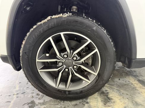 Used 2021 Jeep Grand Cherokee Laredo image 30