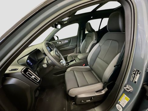 Used 2023 Volvo XC40 Recharge Plus image 13