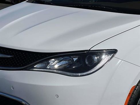 Used 2017 Chrysler Pacifica Limited image 7