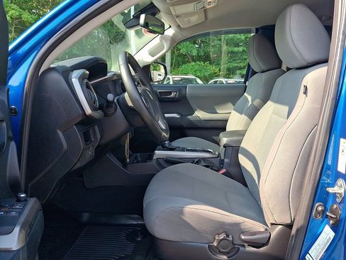 Used 2018 Toyota Tacoma SR5 AWD/4WD image 13