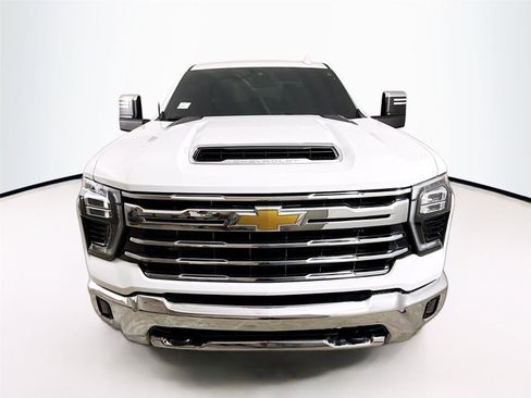 Used 2024 Chevrolet Silverado 2500 LTZ image 2