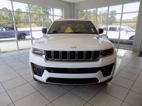 New 2026 Jeep Grand Cherokee Limited w/ Luxury Tech Group II RWD image 2