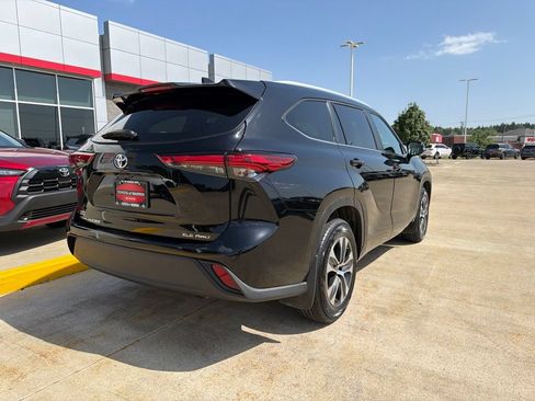 Used 2023 Toyota Highlander XLE AWD/4WD image 9