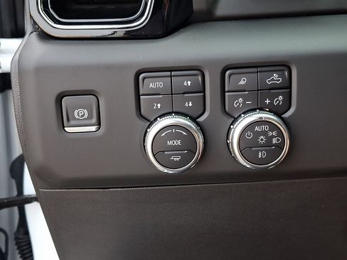 Used 2025 GMC Sierra 1500 AT4 w/ Technology Package AWD/4WD image 24