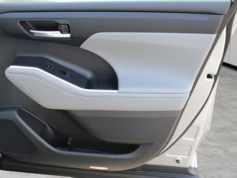 Used 2022 Toyota Highlander XLE image 25