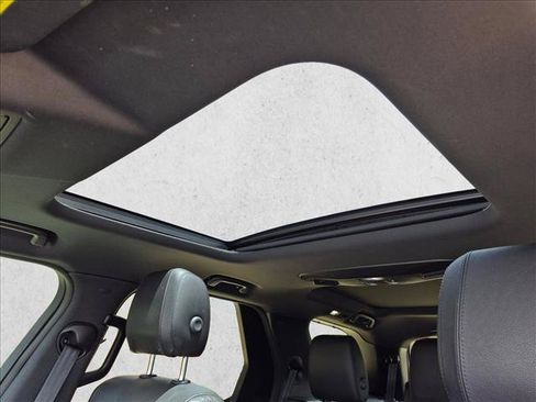 Used 2020 Land Rover Discovery Landmark AWD/4WD image 18