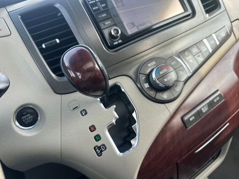 Used 2013 Toyota Sienna XLE w/ Entertainment Pkg image 24