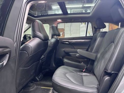 Certified 2025 Toyota Highlander Platinum AWD/4WD image 32