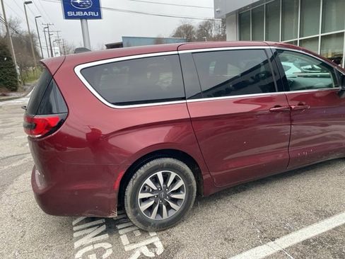 Used 2023 Chrysler Pacifica Touring-L image 11