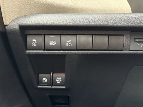 Used 2025 Toyota Sienna Limited image 26