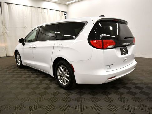 Used 2023 Chrysler Voyager LX image 5