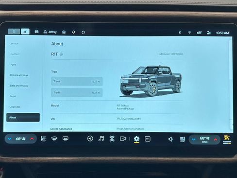 Used 2025 Rivian R1T Premium image 32