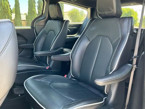 Used 2025 Chrysler Pacifica Premium FWD image 19