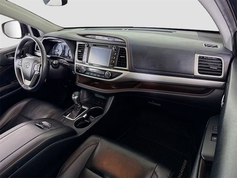 Used 2019 Toyota Highlander XLE image 24