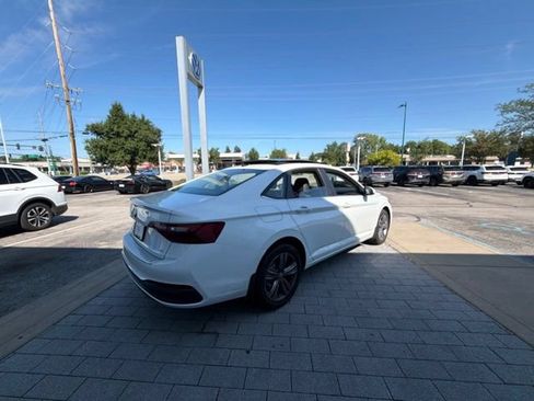 Certified 2024 Volkswagen Jetta SE w/ Panoramic Sunroof Package FWD image 16