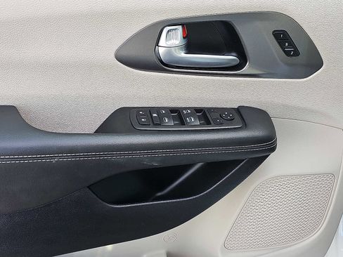 Used 2024 Chrysler Pacifica Touring-L image 16