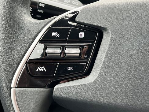 Used 2025 Kia Niro LX image 25
