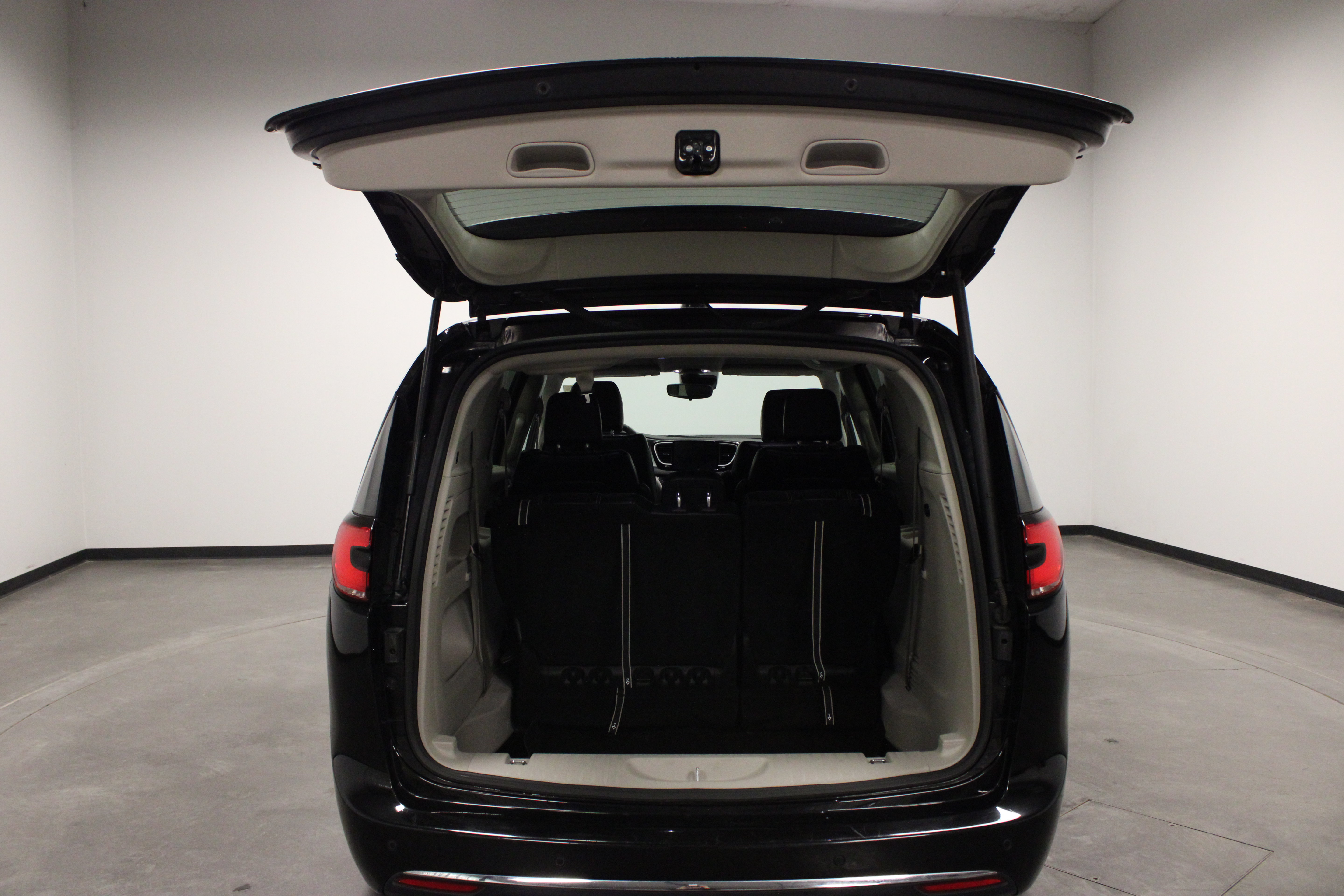 Used 2024 Chrysler Pacifica Touring-L FWD image 10