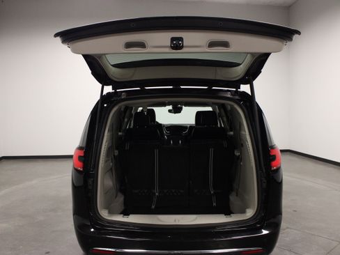Used 2024 Chrysler Pacifica Touring-L FWD image 10